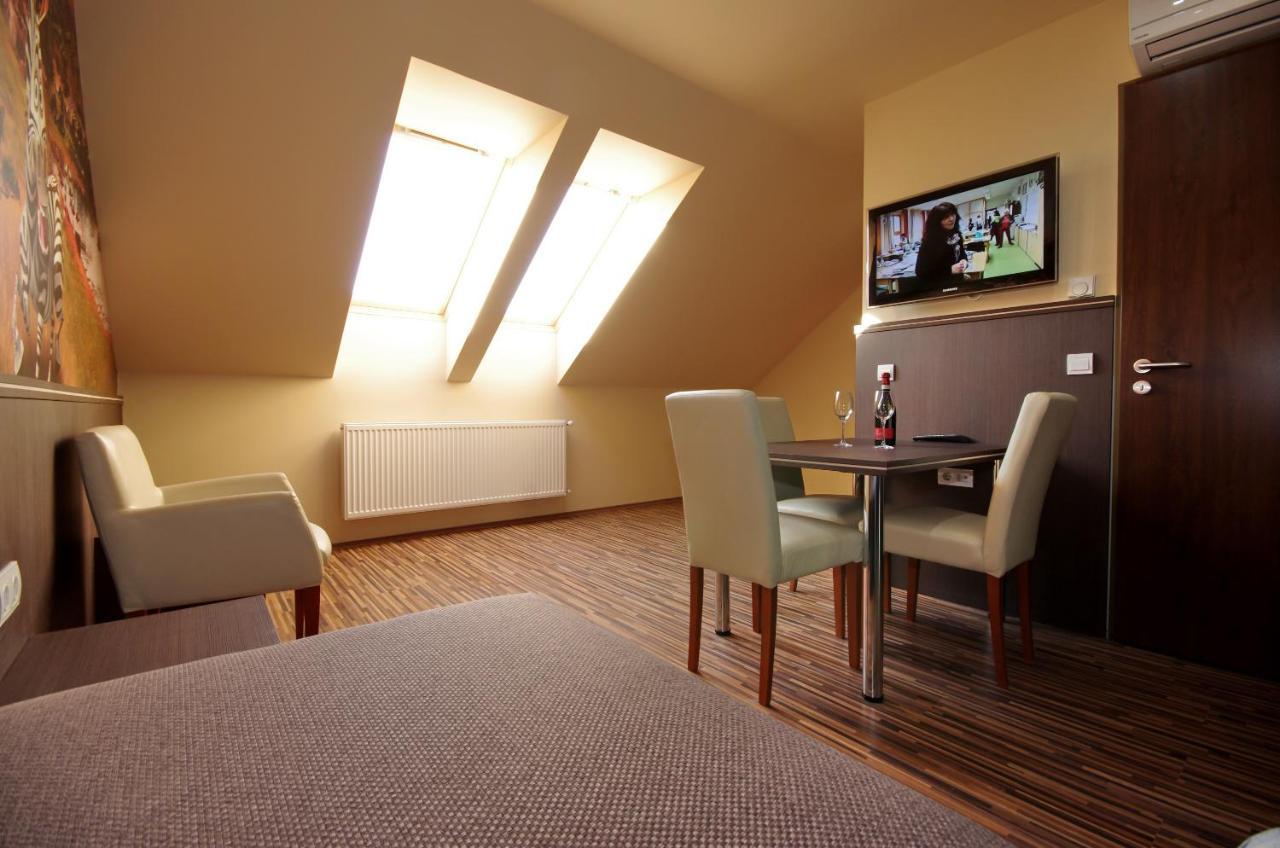 Corvin Apartman Gyula Ngoại thất bức ảnh